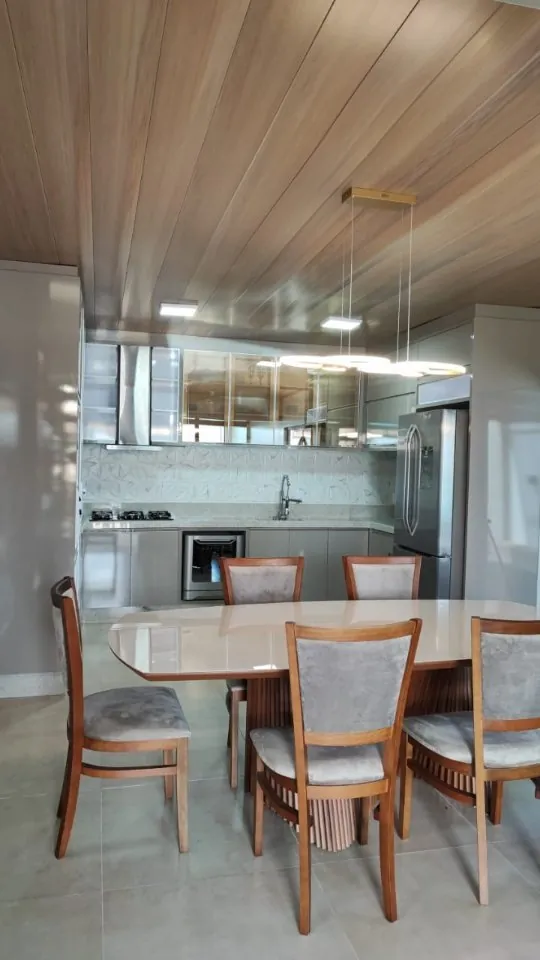 Sala de jantar com cristaleira planejada