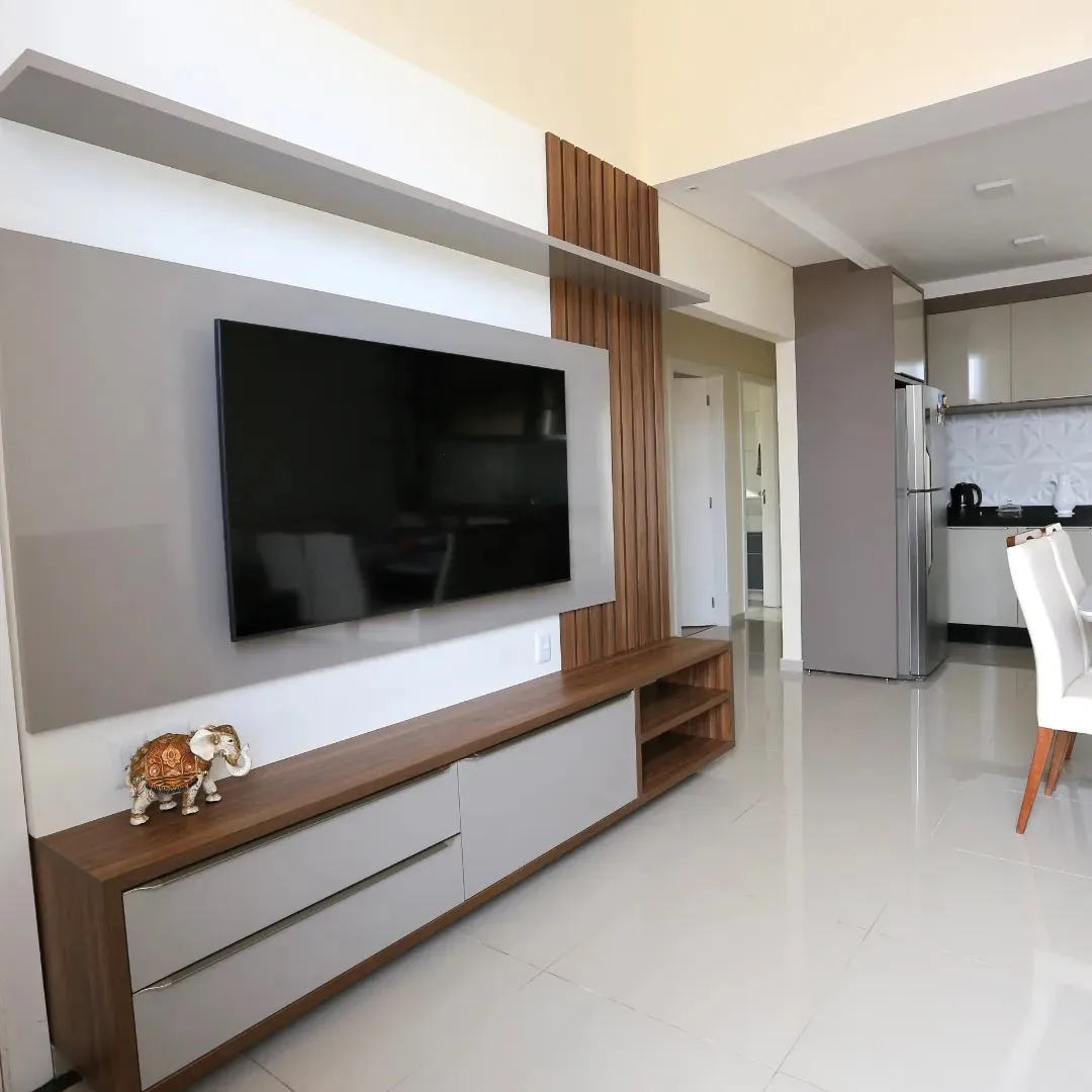 Painel de TV com rack e detalhe amadeirado